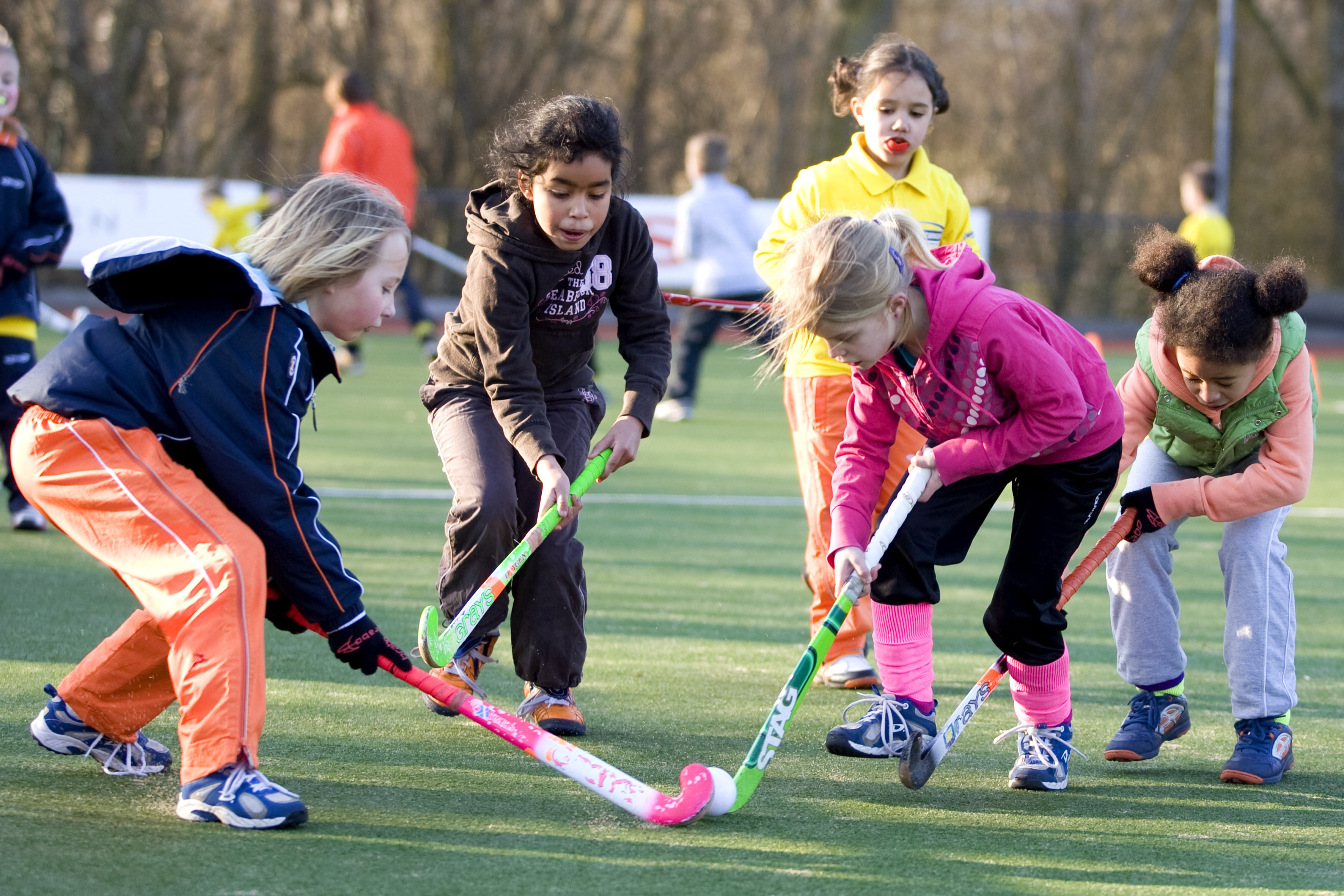 hockeytraining wordt gegeven aan kinderen